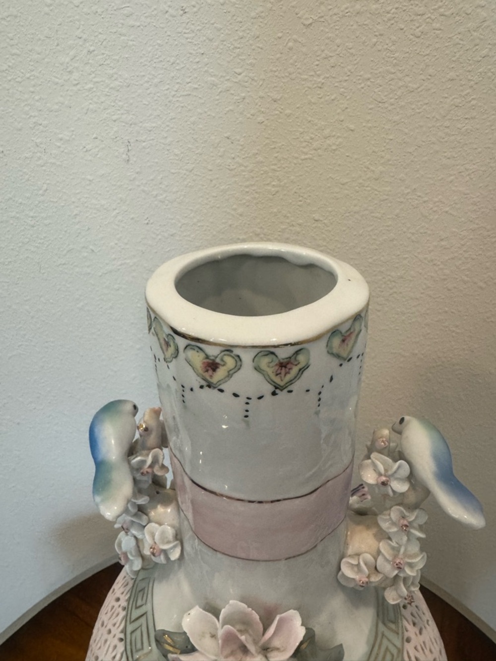 Beautiful vintage Chinese reticulated vase with birds, butterflies and flowers - Picture 13 of 16